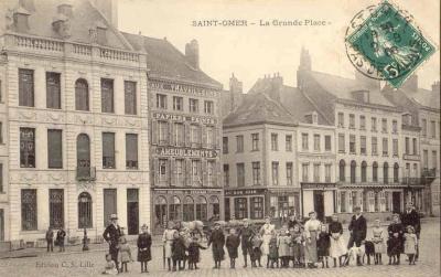 Beaucoup d'enfants sont venus poser pour le photographe.
Derrière les enfants onpeut voir sur la gauche le bâtiment de la Caisse d'Epargne, et à côté un magasin d'ameublement.